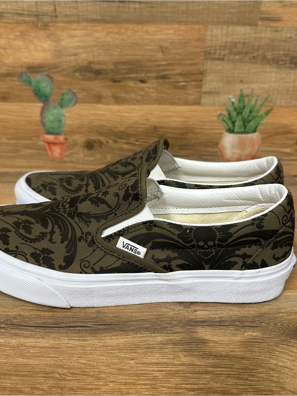 Vans women’s green skull print slip ons size 8.5 - Picture 2 of 8